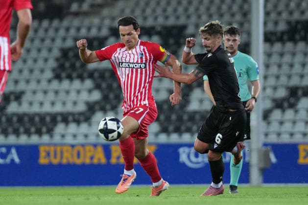 Nicolas Höfler, SC Freiburg II, 27, in a tackle with Niklas Tarnat, SV Sandhausen, 06, Germany, soccer, Regionalliga Südwest, Matchday 7, 2026–2027, SC Freiburg II vs. SV Sandhausen, September 11, 2026, Dreisamstadion, Freiburg, Dreisamstadion, Baden-Württemberg, Germany Copyright: xArnexAmbergx