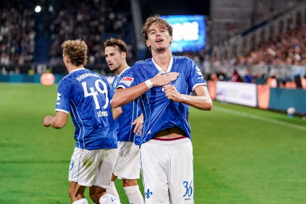 Deutschland: Fussball Saison 2026 2027 , 2. Bundesliga , 5. Spieltag , SV Darmstadt 98 vs. Arminia Bielefeld - Merck-Stadion am Böllenfalltor (Darmstadt) : Milan Smit (SV Darmstadt 98, 36) Tor und Torjubel zum 2:1, Tor, Torjubel, Jubel, Freude, Emotionen Darmstadt Merck-Stadion am Böllenfalltor Deutschland Germany *** Germany Soccer Season 2026–2027, 2. Bundesliga, Matchday 5, SV Darmstadt 98 vs. Arminia Bielefeld, Merck Stadium at Böllenfalltor, Darmstadt; Milan Smit (SV Darmstadt 98), 36th minute goal and goal celebration for the 2–1 lead; goal, goal celebration, cheering, joy, emotions; Darmstadt, Merck Stadium at Böllenfalltor, Germany Copyright: xBennetxLongx