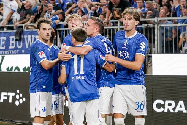Deutschland: Fussball Saison 2026 2027 , 2. Bundesliga , 5. Spieltag , SV Darmstadt 98 vs. Arminia Bielefeld - Merck-Stadion am Böllenfalltor (Darmstadt) : Darmstädter Mannschaft jubelt zum 2:1, Tor, Torjubel, Jubel, Freude, Emotionen Darmstadt Merck-Stadion am Böllenfalltor Deutschland Germany *** Germany Soccer Season 2026–2027, 2. Bundesliga, Matchday 5, SV Darmstadt 98 vs. Arminia Bielefeld, Merck Stadium at Böllenfalltor, Darmstadt; the Darmstadt team celebrates a 2–1 lead, goal, goal celebration, celebration, joy, emotions, Darmstadt, Merck Stadium am Böllenfalltor, Germany Copyright: xBennetxLongx