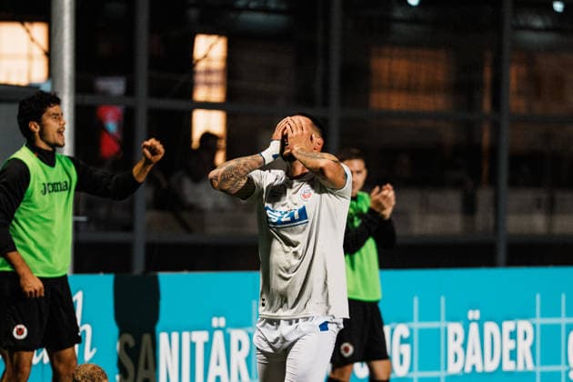 Germany, Soccer, Men s 3rd Division 2026–2027, Matchday 5: FC Viktoria Köln vs. FC Hansa Rostock; Köln: Leon Dajaku; Hansa Rostock; 43: Anger, frustration, rage, hands over face, emotions Copyright: xThiemoxRudolphx