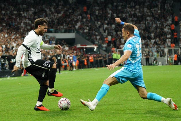 September 11, 2026, Besiktas, Istanbul, Turkey: Orkun Kokcu (L) of Besiktas in action against Guram Giorbelidze (R) of Erzurumspor during the Turkish Super League 2026 27 match between Besiktas and Erzurumspor at Besiktas Park Stadium in Istanbul, Turkey, on September 11, 2026. Besiktas Turkey - ZUMAu194 20260911_zip_u194_013 Copyright: xTolgaxUluturkx