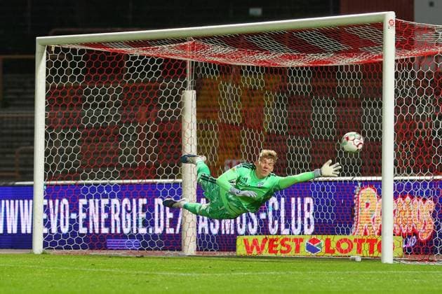 Regionalliga West Rot Weiß Oberhausen FC Schalke 04 II ** FOR EDITORIAL USE ONLY ** EDITORIAL USE ONLY ** p Timur Kesim scores on a free kick to make it 1–0. Goalkeeper Johannes Siebeking was unable to stop the shot. RWO vs. FC Schalke 04 II Location: Oberhausen, Niederrhein Stadium Date: September 11, 2026 Germany, North Rhine-Westphalia, Oberhausen Copyright MichaxKorb Copyright: MichaxKorb doc87k4zz70a7rgg7kuphf ,EDITORIAL USE ONLY Copyright: MichaxKorb