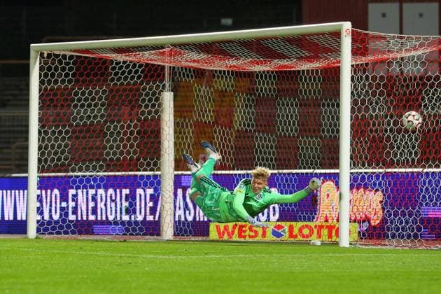Regionalliga West Rot Weiß Oberhausen FC Schalke 04 II ** FOR EDITORIAL USE ONLY ** EDITORIAL USE ONLY ** p Timur Kesim scores on a free kick to make it 1–0. Goalkeeper Johannes Siebeking was unable to stop the shot. RWO vs. FC Schalke 04 II Location: Oberhausen, Niederrhein Stadium Date: September 11, 2026 Germany, North Rhine-Westphalia, Oberhausen Copyright MichaxKorb Copyright: MichaxKorb doc87k4zzcdh4l10rcuenbi ,EDITORIAL USE ONLY Copyright: MichaxKorb