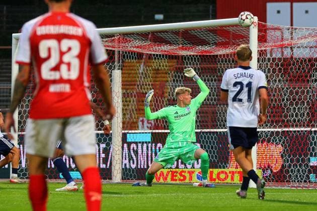 Regionalliga West Rot Weiß Oberhausen FC Schalke 04 II ** FOR EDITORIAL USE ONLY ** EDITORIAL USE ONLY ** p Tim Böhmer hits the crossbar; goalkeeper Johannes Siebeking would have been beaten RWO FC Schalke 04 II Location: Oberhausen, Niederrhein Stadium Date: September 11, 2026 Germany, North Rhine-Westphalia, Oberhausen Copyright MichaxKorb Copyright: MichaxKorb doc87k4yzkkkjm1g1tusndp ,EDITORIAL USE ONLY Copyright: MichaxKorb