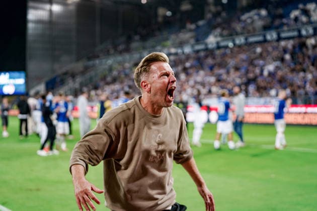 Deutschland: Fussball Saison 2026 2027 , 2. Bundesliga , 5. Spieltag , SV Darmstadt 98 vs. Arminia Bielefeld - Merck-Stadion am Böllenfalltor (Darmstadt) : Florian Kohfeldt (Trainer, SV Darmstadt 98) Geste, Gestik, Emotion, Jubel, feiern, feiert mit den Fans nach dem Spiel, Mimik, Gesichtsausdruck, Emotion Darmstadt Merck-Stadion am Böllenfalltor Deutschland Germany *** Germany Soccer Season 2026–2027, 2. Bundesliga, Matchday 5, SV Darmstadt 98 vs. Arminia Bielefeld, Merck Stadium at Böllenfalltor, Darmstadt; Florian Kohfeldt, Coach, SV Darmstadt 98; gestures, body language, emotion, cheering, celebrating, celebrating with the fans after the game, facial expressions, emotion Darmstadt, Merck Stadium at Böllenfalltor, Germany Copyright: xBennetxLongx