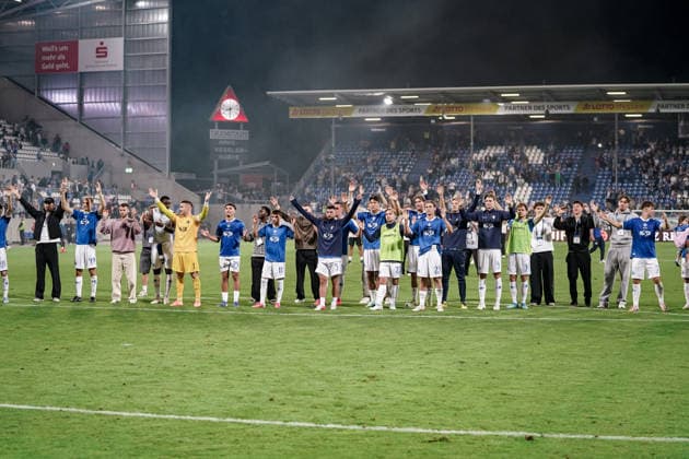 Deutschland: Fussball Saison 2026 2027 , 2. Bundesliga , 5. Spieltag , SV Darmstadt 98 vs. Arminia Bielefeld - Merck-Stadion am Böllenfalltor (Darmstadt) : Darmstädter Mannschaft feiert mit den Fans nach dem Spiel Darmstadt Merck-Stadion am Böllenfalltor Deutschland Germany *** Germany Soccer Season 2026–2027, 2. Bundesliga, Matchday 5, SV Darmstadt 98 vs. Arminia Bielefeld, Merck Stadium at Böllenfalltor, Darmstadt; the Darmstadt team celebrates with the fans after the game, Darmstadt, Merck Stadium at Böllenfalltor, Germany Copyright: xBennetxLongx