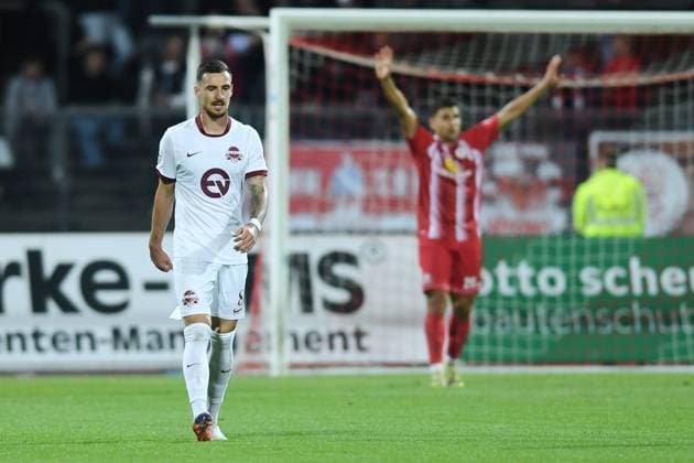 Maximilian Wolfram, Kickers Offenbach 8—disappointed, frustrated, emotional; Cemal Sezer, KSV Hessen Kassel 29 R, in the background, GER, KSV Hessen Kassel vs. Kickers Offenbach, soccer, Regionalliga Southwest, 2026–2027 season, Matchday 7, September 11, 2026, GER, soccer, Regionalliga Southwest, KSV Hessen Kassel vs. Kickers Offenbach, September 11, 2026, Kassel Copyright: xRolandxSippelx-xEibner-Pressefotox EP_RSL