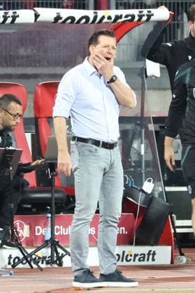 11.09.2026, xrekx, Fussball 2.Bundesliga, 1. FC Nuernberg - Hannover 96 v.l. Christian Titz Trainer (Hannover 96) enttaeuscht, enttäuscht, schaut enttaeuscht, niedergeschlagen, disappointed (DFL DFB REGULATIONS PROHIBIT ANY USE OF PHOTOGRAPHS as IMAGE SEQUENCES and or QUASI-VIDEO) Nuernberg *** September 11, 2026, xrekx, Soccer 2. Bundesliga, 1. FC Nuremberg vs. Hannover 96; Christian Titz, coach of Hannover 96, looks disappointed, looks disappointed, dejected, disappointed DFL DFB REGULATIONS PROHIBIT ANY USE OF PHOTOGRAPHS as IMAGE SEQUENCES and or QUASI-VIDEO Nuremberg