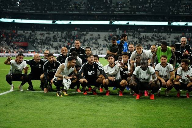 September 11, 2026, Besiktas, Istanbul, Turkey: Besiktas players and Vincenzo Italiano (L-2) greets the fans after the Turkish Super League 2026 27 match between Besiktas and Erzurumspor at Besiktas Park Stadium in Istanbul, Turkey, on September 11, 2026. Turkish Super League 2026 27 - Besiktas Vs Erzurumspor  - ZUMAu194 20260911_zip_u194_020 Copyright: xTolgaxUluturkx