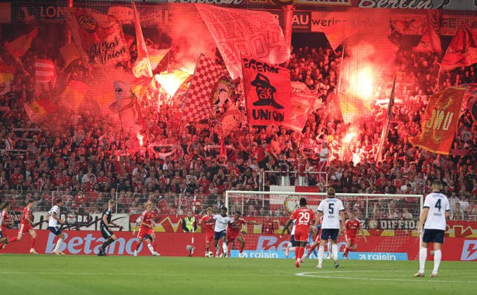 unten: Junior Adamu im Zweikampf mit Felix Uduokhai, Pyrotechnik, Bengalos, Feuerwerk auf der Waldseite Fußball Fussball Bundesliga Herren DFL 3. Spieltag Saison 2026 2027 11.09.2026 1.FC Union Berlin FCU vs FC Schalke 04 S04 DFL regulations prohibit any use of photographs as image sequences and or quasi-video. *** Below: Junior Adamu in a tackle with Felix Uduokhai, pyrotechnics, flares, fireworks on the forest side Sports Soccer Bundesliga Men’s DFL Matchday 3 Season 2026–2027 November 9, 2026 1. FC Union Berlin (FCU) vs. FC Schalke 04 (S04) DFL regulations prohibit any use of photographs as image sequences and or quasi-video
