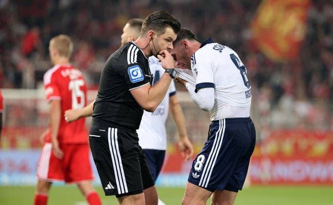 Schiedsrichter Timo Gerach redet mit Robin Gosens zur Halbzeit Fußball Fussball Bundesliga Herren DFL 3. Spieltag Saison 2026 2027 11.09.2026 1.FC Union Berlin FCU vs FC Schalke 04 S04 DFL regulations prohibit any use of photographs as image sequences and or quasi-video. *** Referee Timo Gerach talks with Robin Gosens at halftime. Sports, Soccer, Bundesliga, Men s, DFL, Matchday 3, 2026–2027 Season, November 9, 2026, 1. FC Union Berlin (FCU) vs. FC Schalke 04 (S04). DFL regulations prohibit any use of photographs as image sequences and or quasi-video