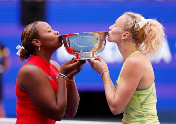 Katerina Siniakova of Czechia (R) and Taylor Townsend kiss the trophy after winning the Women s Doubles Final in Arthur Ashe Stadium at the 2026 US Open Tennis Championship at the USTA Billie Jean King National Tennis Center in New York City on Friday, September 11, 2026. They defeated Robin Montgomery and Ashlyn Krueger 5-7, 6-0, 6-2.  NYP20260911808 JOHNxANGELILLO