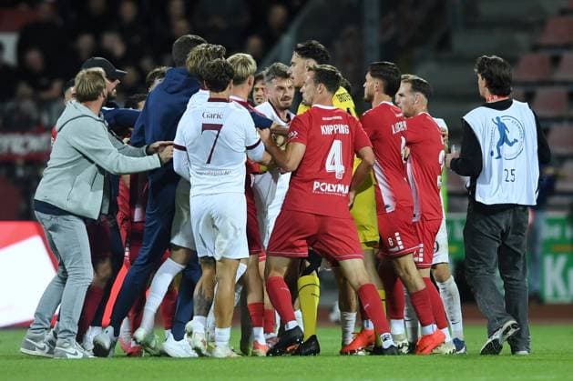 Scramble, crowd, players, after the game: Tim Knipping (KSV Hessen Kassel 4), Luka Garic (Kickers Offenbach 7), GER, KSV Hessen Kassel vs. Kickers Offenbach, soccer, Regionalliga Southwest, 2026–2027 season, Matchday 7, September 11, 2026, GER, soccer, Regionalliga Southwest, KSV Hessen Kassel vs. Kickers Offenbach, September 11, 2026, Kassel Copyright: xRolandxSippelx-xEibner-Pressefotox EP_RSL