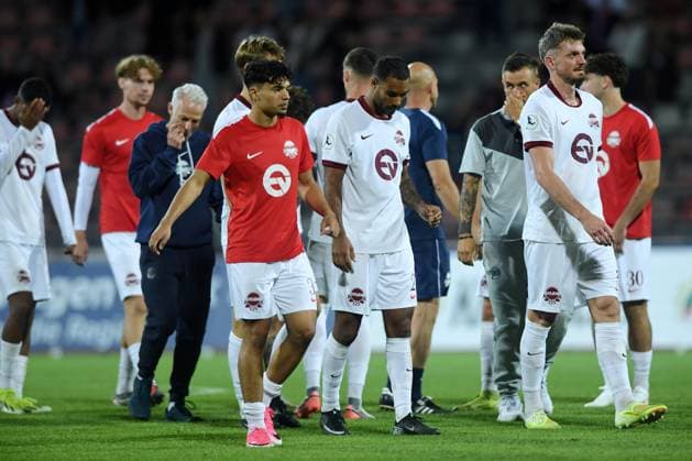 Disappointed, frustrated, emotion after the loss: Alexander Sorge, Kickers Offenbach, 5th from the front, R; Mark Zimmermann, Kickers Offenbach, head coach, 3rd from the left; Jayson Breitenbach, Kickers Offenbach, 27, M, GER, KSV Hessen Kassel vs. Kickers Offenbach, soccer, Regionalliga Southwest, 2026–2027 season, Matchday 7, September 11, 2026, GER, Soccer, Regionalliga Southwest, KSV Hessen Kassel vs. Kickers Offenbach, September 11, 2026, Kassel Copyright: xRolandxSippelx-xEibner-Pressefotox EP_RSL