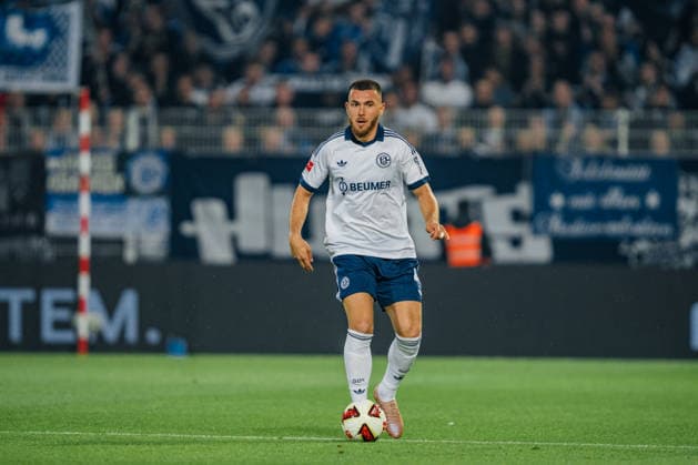 Deutschland: Bundesliga 2026 - 2027, 3. Spieltag - 1. FC Union Berlin vs FC Schalke 04 - Stadion An der Alten Försterei (Berlin): Hasan Kurucay (FC Schalke 04, 4) am Ball *** Germany Bundesliga 2026–2027, Matchday 3: 1. FC Union Berlin vs. FC Schalke 04, Stadion An der Alten Försterei, Berlin; Hasan Kurucay, FC Schalke 04, 4 on the ball Copyright: xTomxLauruschkatx