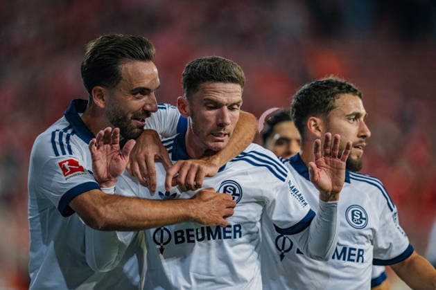 Deutschland: Bundesliga 2026 - 2027, 3. Spieltag - 1. FC Union Berlin vs FC Schalke 04 - Stadion An der Alten Försterei (Berlin): Robin Gosens (FC Schalke 04, 8) Tor, Torjubel, Emotionen, Geste, Gestik *** Germany Bundesliga 2026–2027, Matchday 3: 1. FC Union Berlin vs. FC Schalke 04, Stadion An der Alten Försterei, Berlin; Robin Gosens (FC Schalke 04), 8th goal, goal celebration, emotions, gesture, body language Copyright: xTomxLauruschkatx
