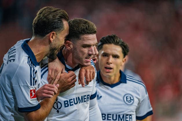 Deutschland: Bundesliga 2026 - 2027, 3. Spieltag - 1. FC Union Berlin vs FC Schalke 04 - Stadion An der Alten Försterei (Berlin): Robin Gosens (FC Schalke 04, 8) Tor, Torjubel, Emotionen, Geste, Gestik *** Germany Bundesliga 2026–2027, Matchday 3: 1. FC Union Berlin vs. FC Schalke 04, Stadion An der Alten Försterei, Berlin; Robin Gosens (FC Schalke 04), 8th goal, goal celebration, emotions, gesture, body language Copyright: xTomxLauruschkatx