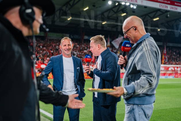 Deutschland: Bundesliga 2026 - 2027, 3. Spieltag - 1. FC Union Berlin vs FC Schalke 04 - Stadion An der Alten Försterei (Berlin): Mauro Lustrinelli (Trainer, 1. FC Union Berlin) wird mit einer Pizza Hawaii überrascht *** Germany Bundesliga 2026–2027, Matchday 3: 1. FC Union Berlin vs. FC Schalke 04, Stadion An der Alten Försterei, Berlin; Mauro Lustrinelli, coach; 1. FC Union Berlin is surprised with a Hawaiian pizza Copyright: xTomxLauruschkatx