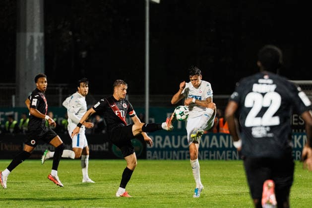 Germany, Soccer, Men s 3rd Division 2026–2027, Matchday 5: FC Viktoria Cologne vs. FC Hansa Rostock. A midfield duel between Peter Kiedl of Hansa Rostock (No. 29) and David Otto of FC Viktoria Cologne (No. 10) Copyright: xThiemoxRudolphx