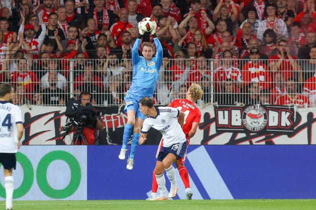 11.09.2026, xtgx, Fussball - 1.Bundesliga Union Berlin - FC Schalke 04 v.l. Frederik RoÂ¶nnow (Union Berlin, 1) Parade, haelt den Ball, faengt den Ball, pariert (DFL DFB REGULATIONS PROHIBIT ANY USE OF PHOTOGRAPHS as IMAGE SEQUENCES and or QUASI-VIDEO) Berlin *** September 11, 2026, xtgx, Soccer, Bundesliga 1: Union Berlin vs. FC Schalke 04, v. l. Frederik Rösnow, Union Berlin, 1 save, holds the ball, catches the ball, blocks the shot DFL DFB REGULATIONS PROHIBIT ANY USE OF PHOTOGRAPHS as IMAGE SEQUENCES and or QUASI-VIDEO Berlin