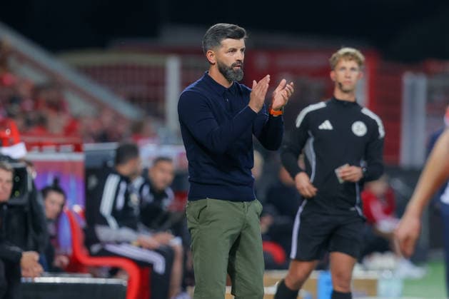 11.09.2026, xtgx, Fussball - 1.Bundesliga Union Berlin - FC Schalke 04 v.l. Miron Muslic (Schalke, Trainer) gibt Anweisungen, gestikuliert mit den Armen, gesticulate, gives instructions (DFL DFB REGULATIONS PROHIBIT ANY USE OF PHOTOGRAPHS as IMAGE SEQUENCES and or QUASI-VIDEO) Berlin *** September 11, 2026, xtgx, Soccer, Bundesliga 1, Union Berlin vs. FC Schalke 04, Miron Muslic (Schalke), Coach gives instructions, gesticulates with his arms, gesticulate, gives instructions DFL DFB REGULATIONS PROHIBIT ANY USE OF PHOTOGRAPHS as IMAGE SEQUENCES and or QUASI-VIDEO Berlin