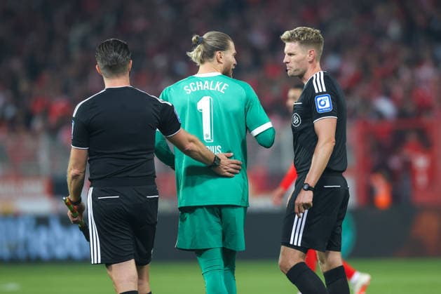 11.09.2026, xtgx, Fussball - 1.Bundesliga Union Berlin - FC Schalke 04 v.l. Loris Karius (Schalke, 1) diskutiert mit Schiedsrichter, Schiri, referee DFL DFB REGULATIONS PROHIBIT ANY USE OF PHOTOGRAPHS as IMAGE SEQUENCES and or QUASI-VIDEO) Berlin *** September 11, 2026, xtgx, Soccer, Bundesliga 1: Union Berlin vs. FC Schalke 04, featuring Loris Karius of Schalke, 1 arguing with the referee, DFL DFB REGULATIONS PROHIBIT ANY USE OF PHOTOGRAPHS as IMAGE SEQUENCES and or QUASI-VIDEO Berlin