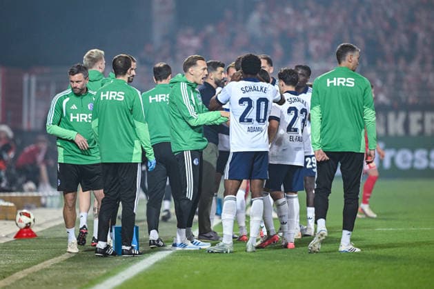 11.09.2026, Fussball, Saison 2026 2027, Bundesliga, 1. FC Union Berlin - FC Schalke 04, Spielunterbrechung wegen des Schiedsrichters, Spieler trinken xRHR-FOTO YYx *** September 11, 2026, Soccer, 2026–2027 Season, Bundesliga, 1. FC Union Berlin vs. FC Schalke 04, Game interrupted due to the referee, Players drinking xRHR PHOTO YYx Copyright: KROEGER RHR-FOTOx RHR-FOTO YY