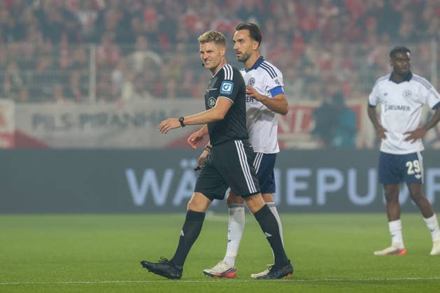 11.09.2026, xtgx, Fussball - 1.Bundesliga Union Berlin - FC Schalke 04 v.l. Schiedsrichter, Schiri, referee Timon Gerach veletzt sich, Verletzung (DFL DFB REGULATIONS PROHIBIT ANY USE OF PHOTOGRAPHS as IMAGE SEQUENCES and or QUASI-VIDEO) Berlin *** September 11, 2026, xtgx, Soccer, Bundesliga 1, Union Berlin vs. FC Schalke 04, Referee Timon Gerach injures himself, DFL and DFB regulations prohibit any use of photographs as image sequences and or quasi-video, Berlin