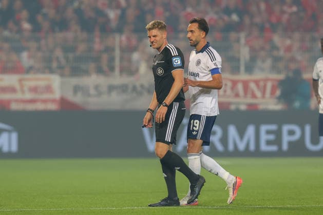 11.09.2026, xtgx, Fussball - 1.Bundesliga Union Berlin - FC Schalke 04 v.l. Schiedsrichter, Schiri, referee Timon Gerach veletzt sich, Verletzung (DFL DFB REGULATIONS PROHIBIT ANY USE OF PHOTOGRAPHS as IMAGE SEQUENCES and or QUASI-VIDEO) Berlin *** September 11, 2026, xtgx, Soccer, Bundesliga 1, Union Berlin vs. FC Schalke 04, Referee Timon Gerach injures himself, DFL and DFB regulations prohibit any use of photographs as image sequences and or quasi-video, Berlin