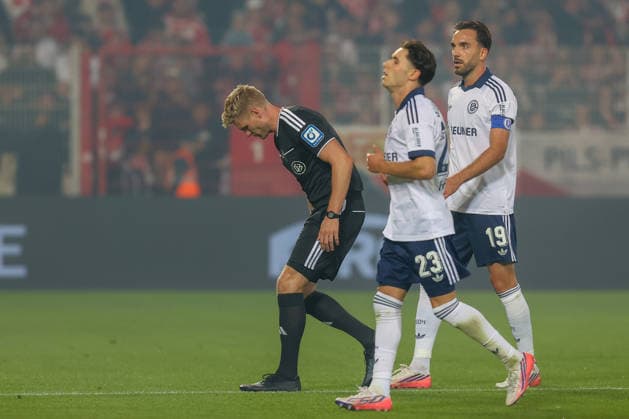 11.09.2026, xtgx, Fussball - 1.Bundesliga Union Berlin - FC Schalke 04 v.l. Schiedsrichter, Schiri, referee Timon Gerach veletzt sich, Verletzung (DFL DFB REGULATIONS PROHIBIT ANY USE OF PHOTOGRAPHS as IMAGE SEQUENCES and or QUASI-VIDEO) Berlin *** September 11, 2026, xtgx, Soccer, Bundesliga 1, Union Berlin vs. FC Schalke 04, Referee Timon Gerach injures himself, DFL and DFB regulations prohibit any use of photographs as image sequences and or quasi-video, Berlin