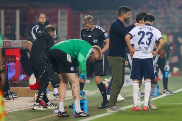 11.09.2026, xtgx, Fussball - 1.Bundesliga Union Berlin - FC Schalke 04 v.l. Schiedsrichter, Schiri, referee Timon Gerach veletzt sich, Verletzung (DFL DFB REGULATIONS PROHIBIT ANY USE OF PHOTOGRAPHS as IMAGE SEQUENCES and or QUASI-VIDEO) Berlin *** September 11, 2026, xtgx, Soccer, Bundesliga 1, Union Berlin vs. FC Schalke 04, Referee Timon Gerach injures himself, DFL and DFB regulations prohibit any use of photographs as image sequences and or quasi-video, Berlin