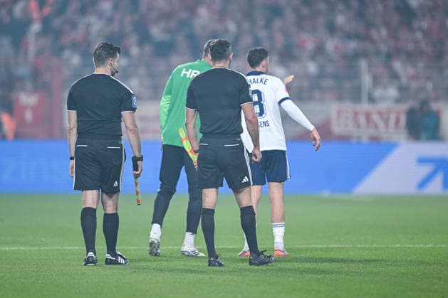 11.09.2026, Fussball, Saison 2026 2027, Bundesliga, 1. FC Union Berlin - FC Schalke 04, Spielunterbrechung wegen des Schiedsrichters xRHR-FOTO YYx *** September 11, 2026, Soccer, 2026–2027 Season, Bundesliga, 1. FC Union Berlin vs. FC Schalke 04, Game interrupted due to the referee xRHR PHOTO YYx Copyright: KROEGER RHR-FOTOx RHR-FOTO YY