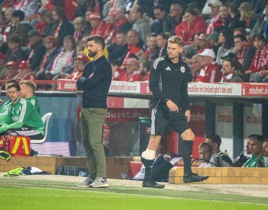 Fußball, Herren, Saison 2026 2027, 1. Bundesliga (3. Spieltag), 1. FC Union Berlin - FC Schalke 04, v. l. Trainer Miron Muslic (Schalke 04) und der verletzte Schiedsrichter Timo Gerach, 11.09.2026, *** Soccer, Men s, 2026–2027 Season, Bundesliga 1, Matchday 3, 1. FC Union Berlin vs. FC Schalke 04; from left: Schalke 04 coach Miron Muslic and injured referee Timo Gerach, September 11, 2026, Copyright: xMatthiasxKochx