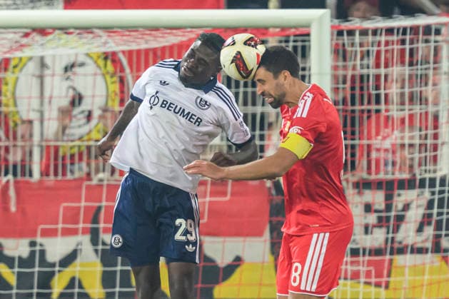 im Bild v.l.: Junior Dina Ebimbe ( 29, FC S04), Rani Khedira (Union Berlin, 08), Kopfball - Duell, Zweikampf, Action, Kampf, kaempft um den Ball, GER, Berlin, Fussball, 1. FC Union Berlin vs FC Schalke 04, in der Alten Försterei, 11.09.2026, DFB DFL REGULATIONS PROHIBIT ANY USE OF PHOTOGRAPHS AS IMAGE SEQUENCES AND OR QUASI-VIDEO, *** In the photo, from left: Junior Dina Ebimbe 29, FC S04; Rani Khedira, Union Berlin 08; header duel, tackle, action, battle, fighting for the ball, GER, Berlin, soccer, 1. FC Union Berlin vs. FC Schalke 04, at the Alte Försterei, September 11, 2026, DFB and DFL regulations prohibit any use of photographs as image sequences and or quasi-video, Copyright: HMBxMedia UwexKoch