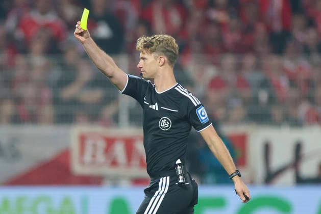Schiedsrichter Jarno Wienefeld (Vierter Offizieller) uebernimmt die Spiellleitung vom verletzten Schiedsrichter Timo Gerach waehrend des Spiels der 1. Bundesliga zwischen 1. FC Union Berlin und FC Schalke 04, Stadion an der alten Foersterei am 11. September 2026 in Berlin, Deutschland. (Foto von Marco Steinbrenner DeFodi Images) +++ Schiedsrichter Jarno Wienefeld (Vierter Offizieller) will take over the refereeing duties from the injured referee Timo Gerach during the Bundesliga match between 1. FC Union Berlin and FC Schalke 04 at Stadion an der alten Foersterei on September 11, 2026 in Berlin, Germany. (Photo by Marco Steinbrenner DeFodi Images) DFB DFL REGULATIONS PROHIBIT ANY USE OF PHOTOGRAPHS AS IMAGE SEQUENCES AND OR QUASI-VIDEO. (Photo by Marco Steinbrenner DeFodi Images) - *** Referee Jarno Wienefeld, the fourth official, takes over as referee from the injured Timo Gerach during the 1. Bundesliga match between 1. FC Union Berlin and FC Schalke 04, Stadion an der alten Försterei on September 11, 2026, in Berlin, Germany. Photo by Marco Steinbrenner, DeFodi Images. Fourth official Jarno Wienefeld will take over refereeing duties from the injured referee Timo Gerach during the Bundesliga match between 1 FC Union Berlin and FC Schalke 04 at Stadion an der alten Försterei on September 11, 2026 in Berlin, Germany. Photo by Marco Steinbrenner, DeFodi Images. DFB and DFL regulations prohibit any use of photographs as image sequences and or quasi-video. Photo by Marco Steinbrenner, DeFodi Images.