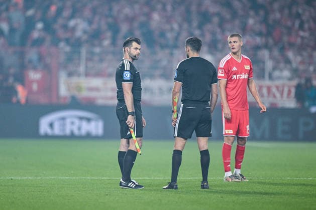 11.09.2026, Fussball, Saison 2026 2027, Bundesliga, 1. FC Union Berlin - FC Schalke 04, Spielunterbrechung wegen des Schiedsrichters xRHR-FOTO YYx *** September 11, 2026, Soccer, 2026–2027 Season, Bundesliga, 1. FC Union Berlin vs. FC Schalke 04, Game interrupted due to the referee xRHR PHOTO YYx Copyright: KROEGER RHR-FOTOx RHR-FOTO YY