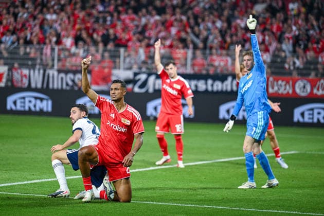11.09.2026, Fussball, Saison 2026 2027, Bundesliga, 1. FC Union Berlin - FC Schalke 04, Felix Uduokhai (1. FC Union Berlin) hebt nach dem Tor von Adil Aouchiche (FC Schalke 04) den Arm hoch, xRHR-FOTO YYx *** September 11, 2026, Soccer, 2026–2027 season, Bundesliga, 1. FC Union Berlin vs. FC Schalke 04, Felix Uduokhai of 1. FC Union Berlin raises his arm after Adil Aouchiche scores against FC Schalke 04, xRHR PHOTO YYx Copyright: KROEGER RHR-FOTOx RHR-FOTO YY