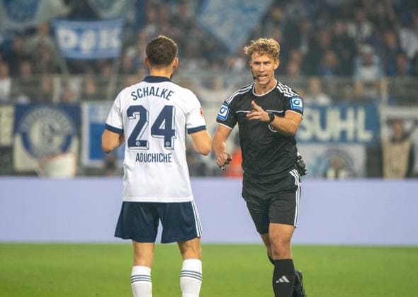 Fußball, Herren, Saison 2026 2027, 1. Bundesliga (3. Spieltag), 1. FC Union Berlin - FC Schalke 04, v. l. Adil Aouchiche (Schalke 04) und Schiedsrichter Jarno Wienefeld, er war vorher der 4. Offizielle und ersetzte den verletzten Schiedsrichter Timo Gerach, 11.09.2026, *** Soccer, Men s, 2026–2027 Season, Bundesliga 1, Matchday 3, 1. FC Union Berlin vs. FC Schalke 04; from left: Adil Aouchiche of Schalke 04 and referee Jarno Wienefeld, who had previously served as the fourth official and replaced the injured referee Timo Gerach; September 11, 2026, Copyright: xMatthiasxKochx