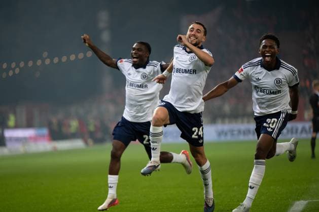 Junior Adamu 20 (FC Schalke 04) und Adil Aouchiche 24 (FC Schalke 04) jubeln über das Tor zum 0:2, 1. FC Union Berlin vs. FC Schalke 04, Fussball, Bundesliga, 3. Spieltag, 2026 2027, 11.09.2026 DFB regulations prohibit any use of photographs as image sequences and or quasi-video Berlin Berlin Deutschland *** Junior Adamu, 20, of FC Schalke 04, and Adil Aouchiche, 24, of FC Schalke 04, celebrate the goal that made the score 0–2, 1. FC Union Berlin vs. FC Schalke 04, soccer, Bundesliga, Matchday 3, 2026–2027, September 11, 2026. DFB regulations prohibit any use of photographs as image sequences and or quasi-video. Berlin, Berlin, Germany Copyright: xkolbert-press MarkusxVerwimpx
