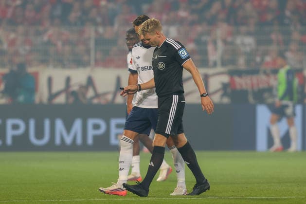11.09.2026, xtgx, Fussball - 1.Bundesliga Union Berlin - FC Schalke 04 v.l. Schiedsrichter, Schiri, referee Timo Gerach veletzt sich, Verletzung (DFL DFB REGULATIONS PROHIBIT ANY USE OF PHOTOGRAPHS as IMAGE SEQUENCES and or QUASI-VIDEO) Berlin *** September 11, 2026, xtgx, Soccer, Bundesliga 1, Union Berlin vs. FC Schalke 04, referee Timo Gerach injures himself, injury. DFL and DFB regulations prohibit any use of photographs as image sequences and or quasi-video. Berlin