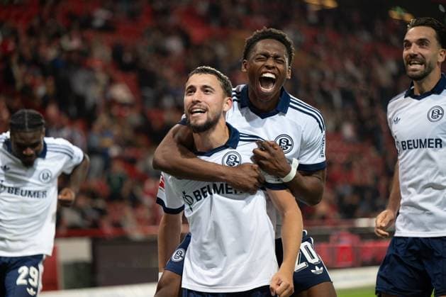Junior Adamu 20 (FC Schalke 04) und Adil Aouchiche 24 (FC Schalke 04) jubeln über das Tor zum 0:2, 1. FC Union Berlin vs. FC Schalke 04, Fussball, Bundesliga, 3. Spieltag, 2026 2027, 11.09.2026 DFB regulations prohibit any use of photographs as image sequences and or quasi-video Berlin Berlin Deutschland *** Junior Adamu, 20, of FC Schalke 04, and Adil Aouchiche, 24, of FC Schalke 04, celebrate the goal that made the score 0–2, 1. FC Union Berlin vs. FC Schalke 04, soccer, Bundesliga, Matchday 3, 2026–2027, September 11, 2026. DFB regulations prohibit any use of photographs as image sequences and or quasi-video. Berlin, Berlin, Germany Copyright: xkolbert-press MarkusxVerwimpx
