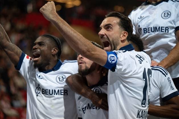 Junior Adamu 20 (FC Schalke 04) und Kenan Karaman 19 (FC Schalke 04) jubeln über das Tor zum 0:2, 1. FC Union Berlin vs. FC Schalke 04, Fussball, Bundesliga, 3. Spieltag, 2026 2027, 11.09.2026 DFB regulations prohibit any use of photographs as image sequences and or quasi-video Berlin Berlin Deutschland *** Junior Adamu, 20, of FC Schalke 04, and Kenan Karaman, 19, of FC Schalke 04, celebrate the goal that made the score 0–2, 1. FC Union Berlin vs. FC Schalke 04, soccer, Bundesliga, Matchday 3, 2026–2027, September 11, 2026. DFB regulations prohibit any use of photographs as image sequences and or quasi-video. Berlin, Berlin, Germany Copyright: xkolbert-press MarkusxVerwimpx
