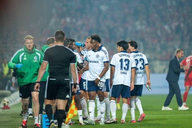 Deutschland: Bundesliga 2026 - 2027, 3. Spieltag - 1. FC Union Berlin vs FC Schalke 04 - Stadion An der Alten Försterei (Berlin): Spielunterbrechung aufgrund der Verletzung von Timo Gerach (Schiedsrichter) *** Germany Bundesliga 2026–2027, Matchday 3: 1. FC Union Berlin vs. FC Schalke 04, Stadion An der Alten Försterei, Berlin; Match interrupted due to an injury to Timo Gerach; Referee Copyright: xTomxLauruschkatx