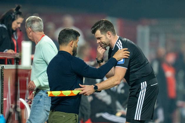 Deutschland: Bundesliga 2026 - 2027, 3. Spieltag - 1. FC Union Berlin vs FC Schalke 04 - Stadion An der Alten Försterei (Berlin): Spielunterbrechung aufgrund der Verletzung von Timo Gerach (Schiedsrichter), Alexander Sather (Linienrichter) im Gespräch mit Miron Muslic (Trainer, FC Schalke 04) *** Germany Bundesliga 2026–2027, Matchday 3: 1. FC Union Berlin vs. FC Schalke 04 at Stadion An der Alten Försterei in Berlin. The game was interrupted due to an injury to Timo Gerach. Referee Alexander Sather and the linesman are speaking with Miron Muslic, coach of FC Schalke 04. Copyright: xTomxLauruschkatx
