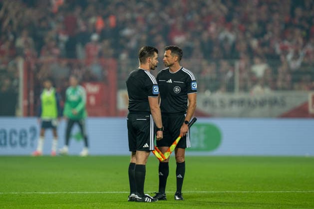 Deutschland: Bundesliga 2026 - 2027, 3. Spieltag - 1. FC Union Berlin vs FC Schalke 04 - Stadion An der Alten Försterei (Berlin): Alexander Sather und Patrick Kessel (Linienrichter) im Gespräch *** Germany Bundesliga 2026–2027, Matchday 3: 1. FC Union Berlin vs. FC Schalke 04, Stadion An der Alten Försterei, Berlin—Alexander Sather and Patrick Kessel, the assistant referees, in conversation Copyright: xTomxLauruschkatx