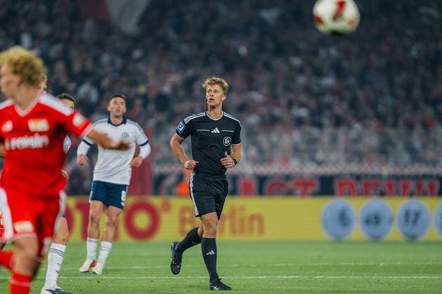 Deutschland: Bundesliga 2026 - 2027, 3. Spieltag - 1. FC Union Berlin vs FC Schalke 04 - Stadion An der Alten Försterei (Berlin): Jarno Wienefeld (Vierter Offizieller) übernimmt für den verletzten Timo Gerach (Schiedsrichter) und debütiert in der Bundesliga *** Germany Bundesliga 2026–2027, Matchday 3: 1. FC Union Berlin vs. FC Schalke 04 at Stadion An der Alten Försterei in Berlin; fourth official Jarno Wienefeld steps in for the injured Timo Gerach as referee and makes his Bundesliga debut Copyright: xTomxLauruschkatx