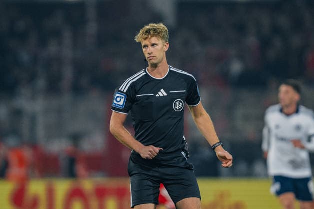Deutschland: Bundesliga 2026 - 2027, 3. Spieltag - 1. FC Union Berlin vs FC Schalke 04 - Stadion An der Alten Försterei (Berlin): Jarno Wienefeld (Vierter Offizieller) übernimmt für den verletzten Timo Gerach (Schiedsrichter) und debütiert in der Bundesliga *** Germany Bundesliga 2026–2027, Matchday 3: 1. FC Union Berlin vs. FC Schalke 04 at Stadion An der Alten Försterei in Berlin; fourth official Jarno Wienefeld steps in for the injured Timo Gerach as referee and makes his Bundesliga debut Copyright: xTomxLauruschkatx