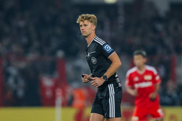 Deutschland: Bundesliga 2026 - 2027, 3. Spieltag - 1. FC Union Berlin vs FC Schalke 04 - Stadion An der Alten Försterei (Berlin): Jarno Wienefeld (Vierter Offizieller) übernimmt für den verletzten Timo Gerach (Schiedsrichter) und debütiert in der Bundesliga *** Germany Bundesliga 2026–2027, Matchday 3: 1. FC Union Berlin vs. FC Schalke 04 at Stadion An der Alten Försterei in Berlin; fourth official Jarno Wienefeld steps in for the injured Timo Gerach as referee and makes his Bundesliga debut Copyright: xTomxLauruschkatx