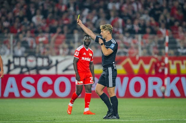 Deutschland: Bundesliga 2026 - 2027, 3. Spieltag - 1. FC Union Berlin vs FC Schalke 04 - Stadion An der Alten Försterei (Berlin): Jarno Wienefeld (Vierter Offizieller) übernimmt für den verletzten Timo Gerach (Schiedsrichter) und debütiert in der Bundesliga *** Germany Bundesliga 2026–2027, Matchday 3: 1. FC Union Berlin vs. FC Schalke 04 at Stadion An der Alten Försterei in Berlin; fourth official Jarno Wienefeld steps in for the injured Timo Gerach as referee and makes his Bundesliga debut Copyright: xTomxLauruschkatx