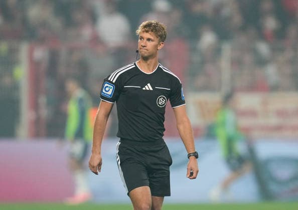 Jarno Wienefeld (Ersatzschiedsrichter) uebernimmt in der zweiten Halbzeit die Spielleitung. GER, 1. FC Union Berlin vs FC Schalke 04, 1. Bundesliga, 3. Spieltag, Saison 2026-27, Stadion An der Alten Foersterei, Berlin, 11.09.2026 DFL REGULATIONS PROHIBIT ANY USE OF PHOTOGRAPHS AS IMAGE SEQUENCES AND OR QUASI-VIDEO GER, 1. FC Union Berlin vs FC Schalke 04, 1. Bundesliga, 3. Spieltag, Saison 2026-27, 11.09.2026 Berlin *** Jarno Wienefeld, the alternate referee, takes over as referee in the second half. GER, 1. FC Union Berlin vs. FC Schalke 04, Bundesliga 1, Matchday 3, 2026–27 season, Stadion An der Alten Försterei, Berlin, September 11, 2026 DFL regulations prohibit any use of photographs as image sequences and or quasi-video GER, 1 FC Union Berlin vs. FC Schalke 04, 1. Bundesliga, Matchday 3, 2026–27 season, September 11, 2026, Berlin Copyright: xEibner-Pressefoto ScottxColemanx EP_SCN